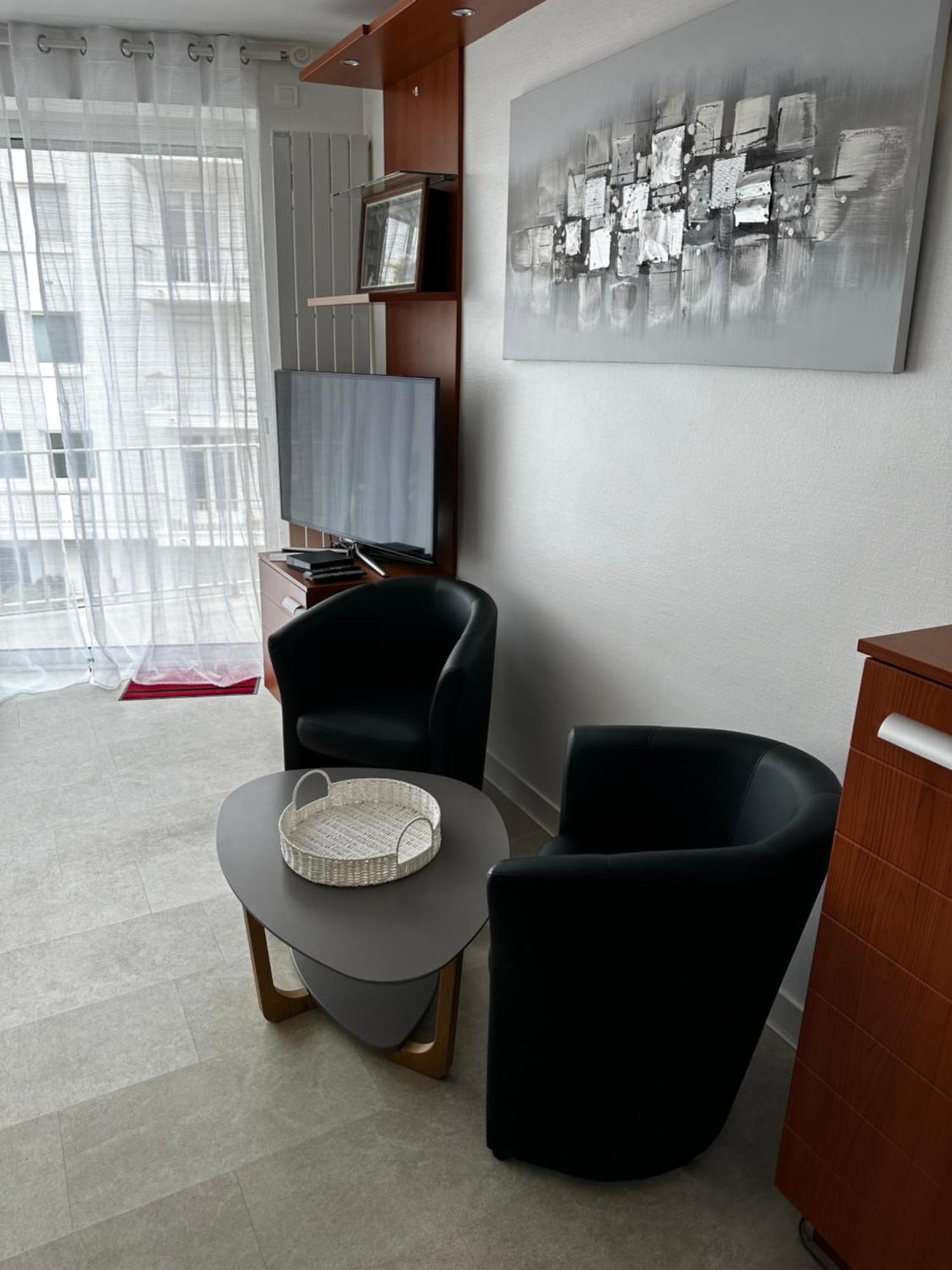 Apartment La *